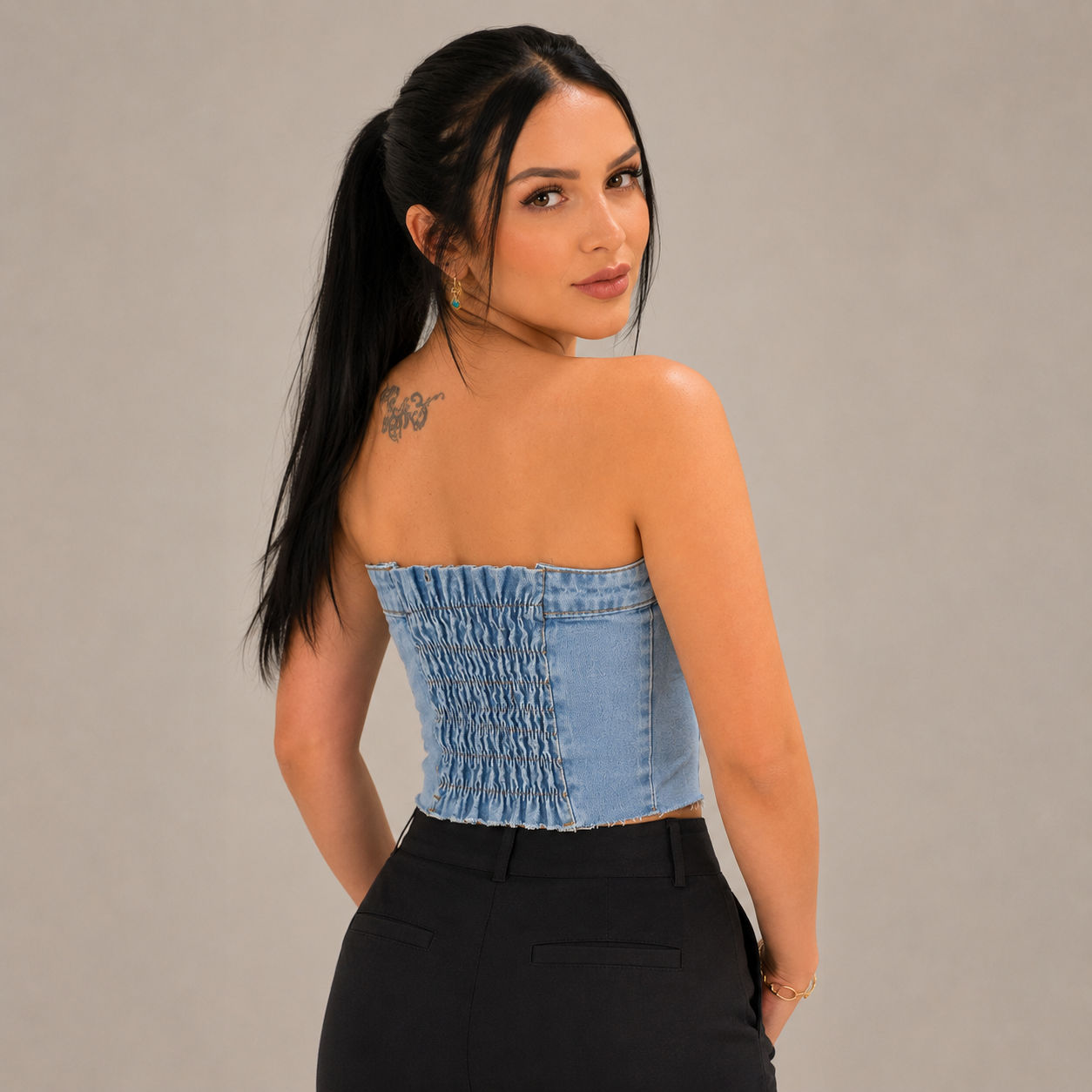 Top Cropped Jeans Feminina com Barra desfiada - Claro